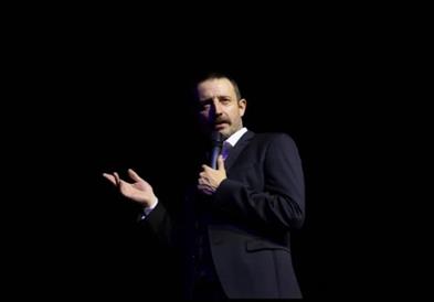 Никола Ѓуричко пред фестивалската публика на „Охридско лето“ со стендап-шоуто „Шоу биз“