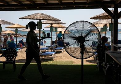 Чистка на плажите во Грција: Се затвораат барови, се собираат чадори поради „законот Миконос“