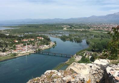 Спречена трагедија во Албанија: Млада жена сакала да скокне во река заедно со четирите деца 
