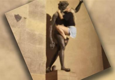 Италијанците бесни од развратната туристка која симулира секс со римско божество