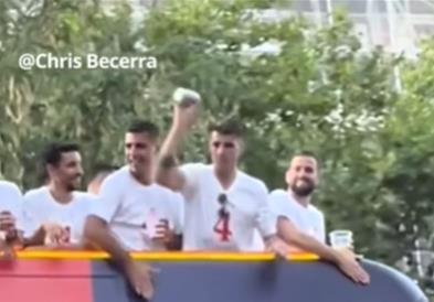 Мората на прославата гаѓаше навивач со лименка пиво- не му се допаднал транспарентот (ВИДЕО)