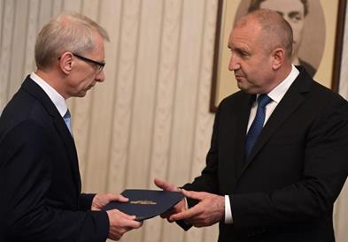 Радев му го даде мандатот на Денков, тој веднаш го врати