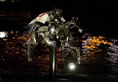 Која е мистериозната жена која „јаваше“ низ Сена и го донесе олимпиското знаме?