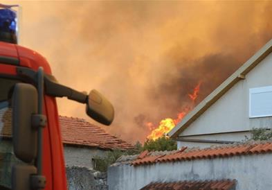Пожари во Далмација, во Скрадин гори близу куќите (ВИДЕО) 