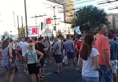 Почна протест пред Владата на Србија поради затворски казни на лица од вчерашните протести
