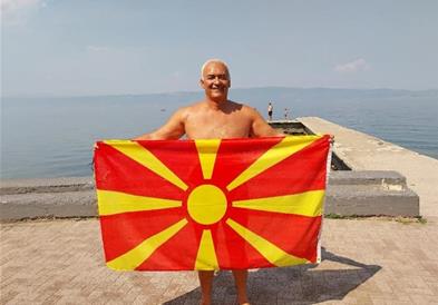Стефановски пливаше маратон на Охридското Езеро за инклузија на децата со атипичен развој