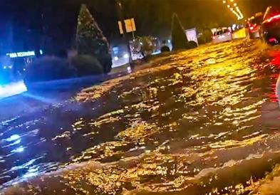 Силно невреме во Сплит: Поплавени улици, откорнати дрвја и уништени автомобили 