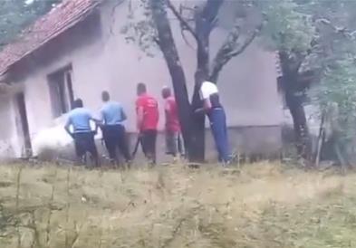 Босанската полиција застрела мигрант кој пукаше кон полицајците