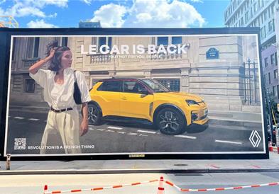 Фото: „Renault“ ги исмејува Американците со реклама среде Њујорк