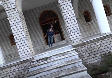 Видео: Црква во Тесалија стои понакривена и од „Кривата кула“ во Пиза