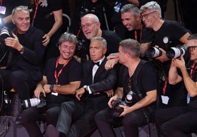 Фотограф падна на црвениот тепих во Венеција, Џорџ Клуни „го замени“ (ВИДЕО)