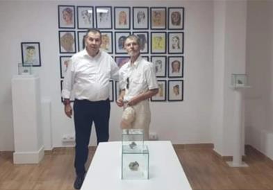 Во Тирана отворена самостојна изложба на скулпторот Генци Кадриу, Македонец од Голо Брдо