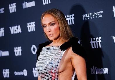 Џенифер Лопез во провокативен фустан: Да знае Бен Афлек што губи (ФОТО)