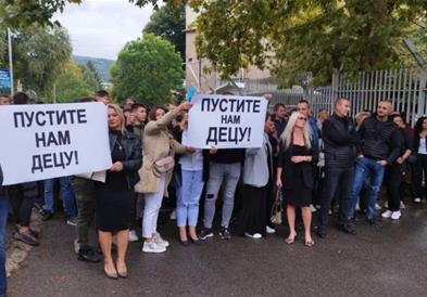 Протест пред полициската станица во Косовска Митровица поради апсењето на 4 српски момчиња