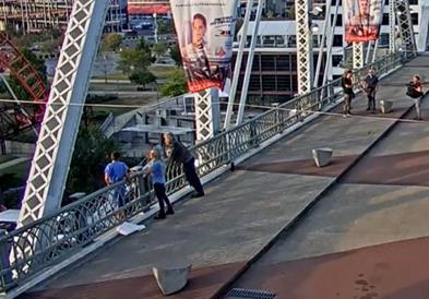 Видео: Рок иконата Џон Бон Џови спречи жена да скокне од работ на мостот во Нешвил