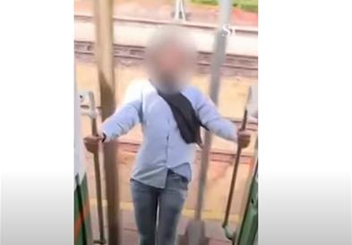 Драма поради лајкови:Девојка се наведна од воз во движење и удри во столб(Вознемирувачко видео)