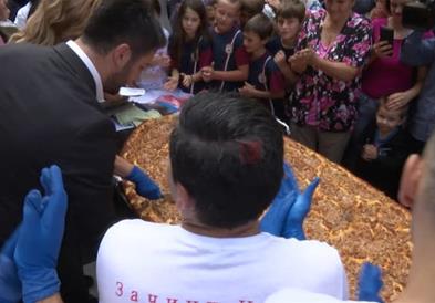 Почна штипската „Пастрмалијада“ со сечење на џиновската пастрмајлија