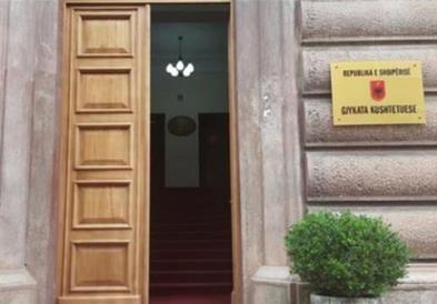Албанија ги „дисциплинира“ и нотарите