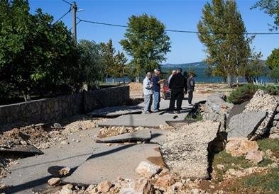 Невремето во Далмација остави пустош зад себе: Вода во куќите, подигнат асфалт, уништени плажи