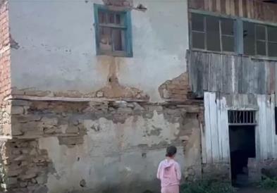 Во стар дотраен објект, оддалечен од селото, учат Македончињата во село Смолник, Голо Брдо