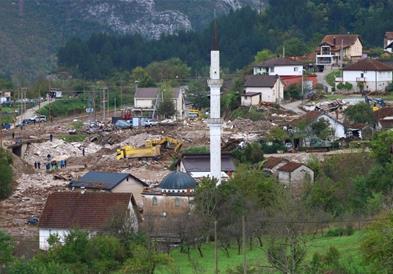 Багерите останаа заглавени во Доња Јабланица, се бараат исчезнати во катастрофалните поплави 
