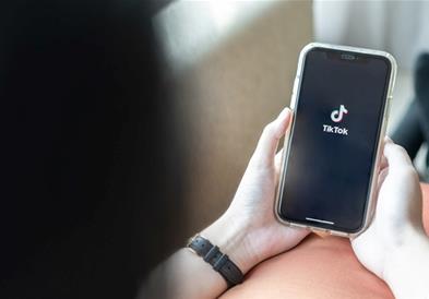 Тик Ток укинува стотици работни места, повеќе ќе користат вештачка интелигенција