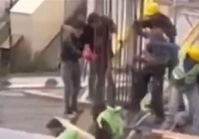 Масовна тепачка на Албанци и Романци на скелињата на стадионот „Ноу камп“ (ВИДЕО)