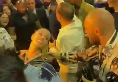 Мек Грегор танцува со непозната девојка, наеднаш се вмеша неговата вереница и „го среди“(ВИДЕО)