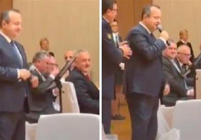 Дачиќ повторно му запеа „на увце“ на Ердоган- ја испеа истата песна како во 2017. (ВИДЕО)
