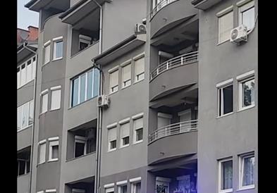 Бебе паднало од трети кат од зграда во Нови Пазар и останало живо- очевидците шокирани (ВИДЕО)