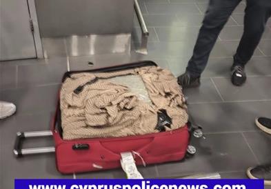 Уапсени две лица на аеродромот во Ларнака со околу 35 килограми канабис скриени во куферите