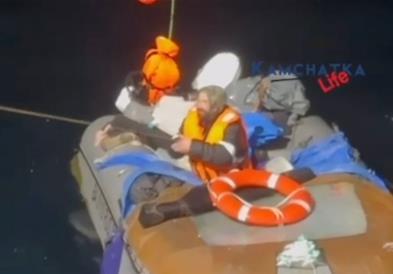 Преживеал два месеци изгубен среде море, со телата на синот и братот во чамецот (ВИДЕО)