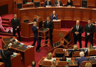 Пратениците од албанската опозиција се судрија со обезбедувањето на влезот во Собранието