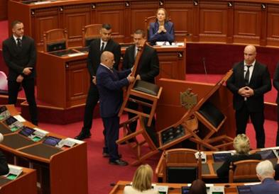 Кривични пријави за 7 опозициски пратеници за вчерашниот хаос парламентот во Тирана (ВИДЕО)