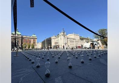 Во центарот на Белград се појавија 2000 песочни часовници, причината е трогателна!