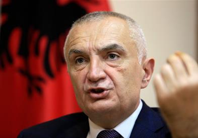 Полицијата го влече екс претседателот Илир Мета од лимузина, тој се противи (ВИДЕО)