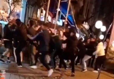 Скандал во Истанбул: Хулигани од Фенербахче ги претепаа навивачите на Јунајтед (ВИДЕО)