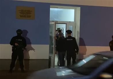 14-годишен тинејџер со нож уби полицаец во Босна ,а тешко рани друг  