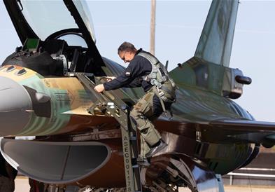 Полета првиот Ф-16 на бугарското воено воздухопловство 