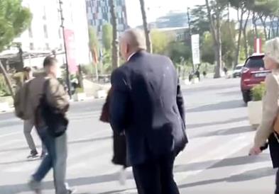 Со јајца и јогурт го гаѓаат контроверзниот грчки европратеник во Тирана (ВИДЕО)