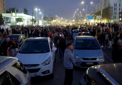 Граѓанска непослушност три часа ја блокира Албанија, гори на улиците на Тирана (ВИДЕО) 