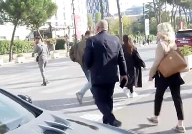 Видео: Европратеникот Белери нападнат со јајца и јогурт на излез од парламентот во Тирана