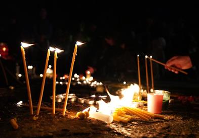 Србија обединета во болката: Се палат свеќи во чест на настраданите во Нови Сад (ВИДЕО)
