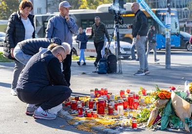 Граѓаните на Нови Сад низ солзи се простуваат од жртвите на несреќата на железничката станица 