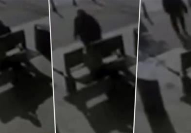 Познат е идентитетот на мажот, кој станува од клупа секунда пред да падне настрешницата (ВИДЕО)