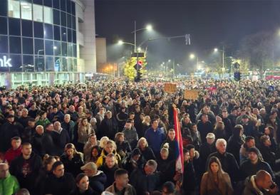 Голем протест во Нови Сад: Блокиран сообраќајот кај урнатата железничка (ВИДЕО)