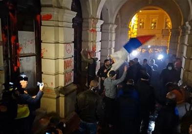 Голем протест во Нови Сад: Со фекалии ја полија Градската куќа, полицијата фрла солзавец(ВИДЕО)