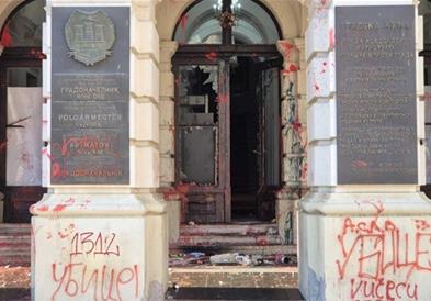 Српско МВР: Полицијата во Нови Сад професионално реагираше, идентификувани 12 лица, 8 приведени