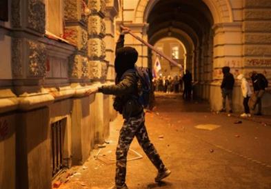 Српско обвинителство: Уапсени се девет лица поради нереди на протестот во Нови Сад