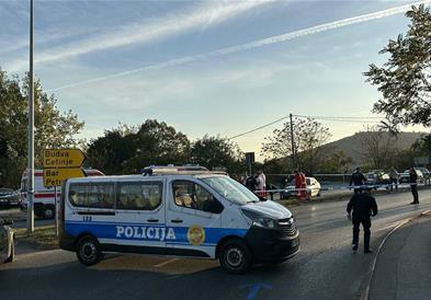Престрелка во Подгорица: Две лица изрешетани од возило во движење (ВИДЕО)